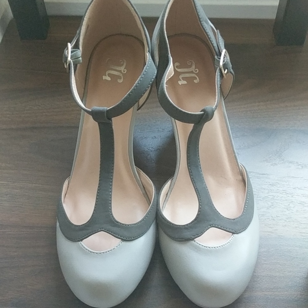 Brand new, never worn medium heel pump
